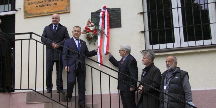 20.09.2021. Miedzianka. Odsłonięcie pamiątkowej tablicy upamiętniającej braci Łaszczyńskich. Na zdjęciu (od lewej): Rafał Nowak - wicewojewoda świętokrzyski, Robert Jaworski - burmistrz gminy i miasta Chęciny, Michał Łaszczyński - wnuczek Bolesława Łaszczyńskiego, Krzysztof Słoń - senator PiS i prof. dr hab. Adam Massalski - historyk / Sebastian Kalwat / Radio Kielce