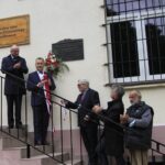 20.09.2021. Miedzianka. Odsłonięcie pamiątkowej tablicy upamiętniającej braci Łaszczyńskich. Na zdjęciu (od lewej): Rafał Nowak - wicewojewoda świętokrzyski, Robert Jaworski - burmistrz gminy i miasta Chęciny, Michał Łaszczyński - wnuczek Bolesława Łaszczyńskiego, Krzysztof Słoń - senator PiS i prof. dr hab. Adam Massalski - historyk / Sebastian Kalwat / Radio Kielce