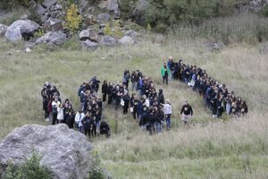 25.09.2021. Kielce. Żywy napis poświęcony patronowi III LO Cyprianowi Kamilowi Norwidowi / Wiktor Taszłow / Radio Kielce