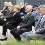 25.09.2021. Kielce. Odsłonięcie muralu z wizerunkiem płk. Jana Piwnika „Ponurego”. Na zdjęciu (od lewej): profesor Adam Massalski, Dorota Koczwańska-Kalita - naczelnik kieleckiej delegatury Instytutu Pamięci Narodowej, Kazimierz Mądzik - świętokrzyski kurator oświaty, senator Krzysztof Słoń / Wiktor Taszłow / Radio Kielce