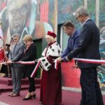 25.09.2021. Kielce. Odsłonięcie muralu z wizerunkiem płk. Jana Piwnika „Ponurego”. Na zdjęciu (od lewej): senator Krzysztof Słoń, Dorota Koczwańska-Kalita - naczelnik kieleckiej delegatury Instytutu Pamięci Narodowej, prof. Jolanta Góral-Półrola - rektor Staropolskiej Szkoły Wyższej, Rafał Obarzanek - prezes Środowiska Świętokrzyskich Zgrupowań Partyzanckich Armii Krajowej Ponury-Nurt, Marek Maciągowski - dyrektor Ośrodka Myśli Patriotycznej i Obywatelskiej / Wiktor Taszłow / Radio Kielce