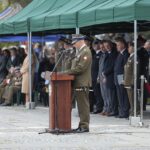 25.09.2021. Kielce. Wspólna przysięga elewów i terytorialsów. a zdjęciu (przemawia) płk Paweł Chabielski - komendant Centrum Przygotowań do Misji zagranicznych / Wiktor Taszłow / Radio Kielce