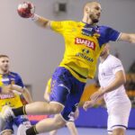 25.09.2021. Kielce. Mecz Łomża Vive Kielce - Energa MKS Kalisz. Na zdjęciu: Artsem Karalek / Wiktor Taszłow / Radio Kielce