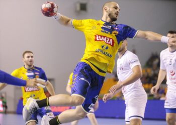 25.09.2021. Kielce. Mecz Łomża Vive Kielce - Energa MKS Kalisz. Na zdjęciu: Artsem Karalek / Wiktor Taszłow / Radio Kielce