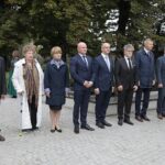 26.09.2021. Kielce. Obchody 82. rocznicy utworzenia Polskiego Państwa Podziemnego. Na zdjęciu (od lewej): Leszek Bukowski - kielecka delegatura IPN, Danuta Żbikowska, Dorota Koczwańska-Kalita - naczelnik kieleckiej delegatury IPN, Rafał Nowak - wicewojewoda świętokrzyski, Piotr Wawrzyk - wiceminister spraw zagranicznych, senator Krzysztof Słoń, Bogdan Wenta - prezydent Kielc, Jarosław Karyś - przewodniczący Rady Miasta Kielce / Wiktor Taszłow / Radio Kielce