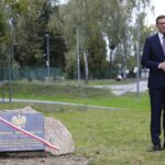 26.09.2021. Jędrzejów. Odsłonięcie tablicy poświęconej Kornelowi Morawieckiemu. Na zdjęciu: Mateusz Morawiecki - premier rządu / Wiktor Taszlow / Radio Kielce