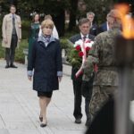 26.09.2021. Kielce. Obchody 82. rocznicy utworzenia Polskiego Państwa Podziemnego. Na zdjęciu: Dorota Koczwańska-Kalita - naczelnik kieleckiej delegatury IPN, Leszek Bukowski - kielecka delegatura IPN / Wiktor Taszłow / Radio Kielce