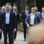 26.09.2021. Jędrzejów. Odsłonięcie tablicy poświęconej Kornelowi Morawieckiemu. Na zdjęciu (w środku): Zbigniew Koniusz - wojewoda świętokrzyski, Mateusz Morawiecki - premier rządu / Wiktor Taszlow / Radio Kielce