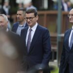 26.09.2021. Jędrzejów. Odsłonięcie tablicy poświęconej Kornelowi Morawieckiemu. Na zdjęciu (od lewej): Mateusz Morawiecki - premier rządu, Piotr Wawrzyk - wiceminister spraw zagranicznych / Wiktor Taszlow / Radio Kielce