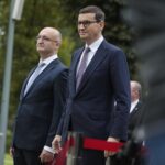 26.09.2021. Jędrzejów. Odsłonięcie tablicy poświęconej Kornelowi Morawieckiemu. Na zdjęciu (od lewej): Piotr Wawrzyk - wiceminister spraw zagranicznych, Mateusz Morawiecki - premier rządu / Wiktor Taszlow / Radio Kielce