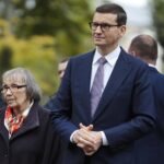 26.09.2021. Jędrzejów. Odsłonięcie tablicy poświęconej Kornelowi Morawieckiemu. Na zdjęciu: Jadwiga Morawiecka - matka premiera, Mateusz Morawiecki - premier rządu / Wiktor Taszlow / Radio Kielce