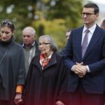 26.09.2021. Jędrzejów. Odsłonięcie tablicy poświęconej Kornelowi Morawieckiemu. Na zdjęciu: Jadwiga Morawiecka - matka premiera, Mateusz Morawiecki - premier rządu / Wiktor Taszlow / Radio Kielce