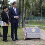 26.09.2021. Jędrzejów. Odsłonięcie tablicy poświęconej Kornelowi Morawieckiemu. Na zdjęciu: Mateusz Morawiecki - premier rządu / Wiktor Taszlow / Radio Kielce