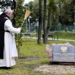 26.09.2021. Jędrzejów. Odsłonięcie tablicy poświęconej Kornelowi Morawieckiemu. Na zdjęciu: o. Edward Stradomski / Wiktor Taszlow / Radio Kielce