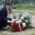 26.09.2021. Jędrzejów. Odsłonięcie tablicy poświęconej Kornelowi Morawieckiemu. Na zdjęciu: Mateusz Morawiecki - premier rządu / Wiktor Taszlow / Radio Kielce