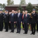 26.09.2021. Nawarzyce. Obchody 100. rocznicy powstania OSP. Na zdjęciu (w środku): Dominik Łukasik - burmistrz Wodzisławia, Mateusz Morawiecki - premier rządu, Zbigniew Koniusz - wojewoda świętokrzyski / Wiktor Taszłow / Radio Kielce