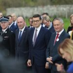 26.09.2021. Nawarzyce. Obchody 100. rocznicy powstania OSP. Na zdjęciu (w środku): Dominik Łukasik - burmistrz Wodzisławia, Mateusz Morawiecki - premier rządu, Zbigniew Koniusz - wojewoda świętokrzyski / Wiktor Taszłow / Radio Kielce