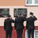 26.09.2021. Nawarzyce. Obchody 100. rocznicy powstania OSP. Odsłonięcie tablicy upamiętniającej założycieli jednostki oraz tablicy poświęconej Kornelowi Morawieckiemu / Wiktor Taszłow / Radio Kielce