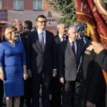 26.09.2021. Nawarzyce. Obchody 100. rocznicy powstania OSP. Na zdjęciu (od lewej): Paweł Faryna - starosta jędrzejowski, Anna Krupka - wiceminister kultury, dziedzictwa narodowego i sportu, Dominik Łukasik - burmistrz Wodzisławia, Mateusz Morawiecki - premier rządu, Zbigniew Koniusz - wojewoda świętokrzyski, poseł Krzysztof Lipiec / Wiktor Taszłow / Radio Kielce