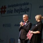 27.09.2021. Kielce. Inauguracja kampanii #świętokrzyskieNIEhejtuje. Na zdjęciu (od lewej): Zbigniew Koniusz - wojewoda świętokrzyski i Aleksandra Niemczyk - Sztuka Łączenia / Wiktor Taszłow / Radio Kielce