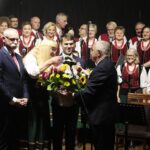 26.09.2021. Ciekoty. Uroczystość 100-lecia chóru Masłowianie. Na zdjęciu (od lewej): Tomasz Lato - wójt Masłowa, Michał Kopeć - prowadzący chór Masłowianie, Krzysztof Lipiec - szef świętokrzyskich struktur PiS / Wiktor Taszłow / Radio Kielce