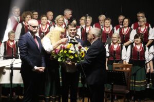 26.09.2021. Ciekoty. Uroczystość 100-lecia chóru Masłowianie. Na zdjęciu (od lewej): Tomasz Lato - wójt Masłowa, Michał Kopeć - prowadzący chór Masłowianie, Krzysztof Lipiec - szef świętokrzyskich struktur PiS / Wiktor Taszłow / Radio Kielce