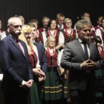 26.09.2021. Ciekoty. Uroczystość 100-lecia chóru Masłowianie. Na zdjęciu (od lewej): Tomasz Lato - wójt Masłowa, Krzysztof Słoń - senator PiS / Wiktor Taszłow / Radio Kielce