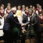 26.09.2021. Ciekoty. Uroczystość 100-lecia chóru Masłowianie. Na zdjęciu (od lewej): Tomasz Lato - wójt Masłowa, Krzysztof Słoń - senator PiS / Wiktor Taszłow / Radio Kielce