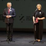 27.09.2021. Kielce. Inauguracja kampanii #świętokrzyskieNIEhejtuje. Na zdjęciu (od lewej): Zbigniew Koniusz - wojewoda świętokrzyski i Aleksandra Niemczyk - Sztuka Łączenia / Wiktor Taszłow / Radio Kielce