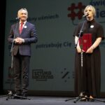 27.09.2021. Kielce. Inauguracja kampanii #świętokrzyskieNIEhejtuje. Na zdjęciu (od lewej): Zbigniew Koniusz - wojewoda świętokrzyski i Aleksandra Niemczyk - Sztuka Łączenia / Wiktor Taszłow / Radio Kielce