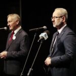 27.09.2021. Kielce. Konferencja prasowa ministra zdrowia oraz wojewody świętokrzyskiego. Na zdjęciu (od lewej): Zbigniew Koniusz - wojewoda świętokrzyski i Adam Niedzielski - minister zdrowia / Wiktor Taszłow / Radio Kielce