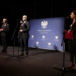 27.09.2021. Kielce. Konferencja prasowa ministra zdrowia oraz wojewody świętokrzyskiego. Na zdjęciu (od lewej): Zbigniew Koniusz - wojewoda świętokrzyski, Adam Niedzielski - minister zdrowia i Marzena Chodakowska - rzecznik wojewody świętokrzyskiego / Wiktor Taszłow / Radio Kielce