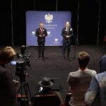 27.09.2021. Kielce. Konferencja prasowa ministra zdrowia oraz wojewody świętokrzyskiego. Na zdjęciu (od lewej): Zbigniew Koniusz - wojewoda świętokrzyski, Adam Niedzielski - minister zdrowia i Marzena Chodakowska - rzecznik wojewody świętokrzyskiego / Wiktor Taszłow / Radio Kielce