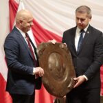 27.09.2021. Chmielnik. Uroczysta sesja rady gminy oraz podpisanie z sąsiednimi gminami porozumienia o współpracy. Na zdjęciu (od lewej): Andrzej Tuz - burmistrz Miasta i Gminy Szydłów i Paweł Wójcik - burmistrz  Miasta i Gminy Chmielnik / Wiktor Taszłow / Radio Kielce