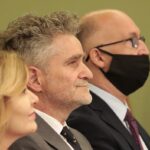 27.09.2021. Chmielnik. Uroczysta sesja rady gminy oraz podpisanie z sąsiednimi gminami porozumienia o współpracy. Na zdjęciu (od lewej): wiceminister Anna Krupka, senator Krzysztof Słoń, wiceminister Piotr Wawrzyk / Wiktor Taszłow / Radio Kielce