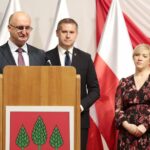 27.09.2021. Chmielnik. Uroczysta sesja rady gminy oraz podpisanie z sąsiednimi gminami porozumienia o współpracy. Na zdjęciu (od lewej): wiceminister Piotr Wawrzyk, Paweł Wójcik - burmistrz  Miasta i Gminy Chmielnik i Anita Jabłońska - przewodnicząca Rady Miejskiej w Chmielniku / Wiktor Taszłow / Radio Kielce