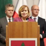 27.09.2021. Chmielnik. Uroczysta sesja rady gminy oraz podpisanie z sąsiednimi gminami porozumienia o współpracy. Na zdjęciu (od lewej): senator Krzysztof Słoń, wiceminister Anna Krupka, wiceminister Piotr Wawrzyk / Wiktor Taszłow / Radio Kielce