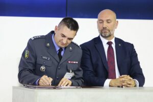 07.09.2021. Kielce. MSPO. Podpisanie umów związanych z pozyskaniem sprzętu wojskowego na potrzeby Sił Zbrojnych / Wiktor Taszlow / Radio Kielce