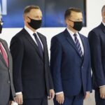 07.09.2021. Kielce. MSPO. Podpisanie umów związanych z pozyskaniem sprzętu wojskowego na potrzeby Sił Zbrojnych. Na zdjęciu (od lewej): Andrzej Soloch - szef Biura Bezpieczeństwa Narodowego, prezydent Andrzej Duda, Marcin Błaszczak - minister obrony narodowej, Sebastian Chwałek - prezes Polskiej Grupy Zbrojeniowej / Wiktor Taszlow / Radio Kielce