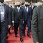 07.09.2021. Kielce. MSPO. Podpisanie umów związanych z pozyskaniem sprzętu wojskowego na potrzeby Sił Zbrojnych. Na zdjęciu (od lewej): prezydent Andrzej Duda, Marcin Błaszczak - minister obrony narodowej, Andrzej Mochoń - prezes Targów Kielce / Wiktor Taszlow / Radio Kielce