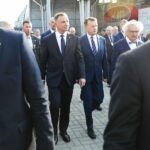 07.09.2021. Kielce. MSPO. Podpisanie umów związanych z pozyskaniem sprzętu wojskowego na potrzeby Sił Zbrojnych. Na zdjęciu (od lewej): prezydent Andrzej Duda, Marcin Błaszczak - minister obrony narodowej, Andrzej Mochoń - prezes Targów Kielce.  / Wiktor Taszlow / Radio Kielce