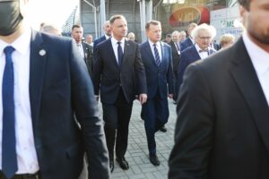 07.09.2021. Kielce. MSPO. Podpisanie umów związanych z pozyskaniem sprzętu wojskowego na potrzeby Sił Zbrojnych. Na zdjęciu (od lewej): prezydent Andrzej Duda, Marcin Błaszczak - minister obrony narodowej, Andrzej Mochoń - prezes Targów Kielce. / Wiktor Taszlow / Radio Kielce