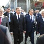 07.09.2021. Kielce. MSPO. Podpisanie umów związanych z pozyskaniem sprzętu wojskowego na potrzeby Sił Zbrojnych. Na zdjęciu (od lewej): Andrzej Soloch - szef Biura Bezpieczeństwa Narodowego, prezydent Andrzej Duda, Marcin Błaszczak - minister obrony narodowej, Andrzej Mochoń - prezes Targów Kielce / Wiktor Taszlow / Radio Kielce