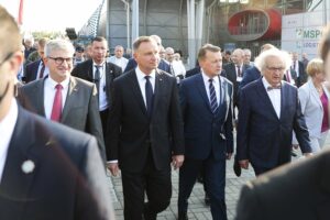 07.09.2021. Kielce. MSPO. Podpisanie umów związanych z pozyskaniem sprzętu wojskowego na potrzeby Sił Zbrojnych. Na zdjęciu (od lewej): Andrzej Soloch - szef Biura Bezpieczeństwa Narodowego, prezydent Andrzej Duda, Marcin Błaszczak - minister obrony narodowej, Andrzej Mochoń - prezes Targów Kielce / Wiktor Taszlow / Radio Kielce