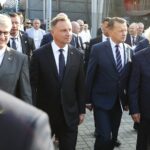 07.09.2021. Kielce. MSPO. Podpisanie umów związanych z pozyskaniem sprzętu wojskowego na potrzeby Sił Zbrojnych. Na zdjęciu (od lewej): Andrzej Soloch - szef Biura Bezpieczeństwa Narodowego, prezydent Andrzej Duda, Marcin Błaszczak - minister obrony narodowej, Andrzej Mochoń - prezes Targów Kielce / Wiktor Taszlow / Radio Kielce