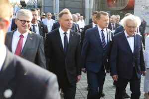 07.09.2021. Kielce. MSPO. Podpisanie umów związanych z pozyskaniem sprzętu wojskowego na potrzeby Sił Zbrojnych. Na zdjęciu (od lewej): Andrzej Soloch - szef Biura Bezpieczeństwa Narodowego, prezydent Andrzej Duda, Marcin Błaszczak - minister obrony narodowej, Andrzej Mochoń - prezes Targów Kielce / Wiktor Taszlow / Radio Kielce