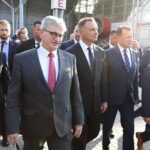 07.09.2021. Kielce. MSPO. Podpisanie umów związanych z pozyskaniem sprzętu wojskowego na potrzeby Sił Zbrojnych. Na zdjęciu (od lewej): Andrzej Soloch - szef Biura Bezpieczeństwa Narodowego, prezydent Andrzej Duda, Marcin Błaszczak - minister obrony narodowej, Andrzej Mochoń - prezes Targów Kielce / Wiktor Taszlow / Radio Kielce