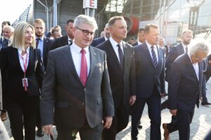 07.09.2021. Kielce. MSPO. Podpisanie umów związanych z pozyskaniem sprzętu wojskowego na potrzeby Sił Zbrojnych. Na zdjęciu (od lewej): Andrzej Soloch - szef Biura Bezpieczeństwa Narodowego, prezydent Andrzej Duda, Marcin Błaszczak - minister obrony narodowej, Andrzej Mochoń - prezes Targów Kielce / Wiktor Taszlow / Radio Kielce