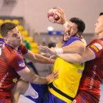 08.09.2021. Kielce. Mecz Łomża Vive Kielce - Gwardia Opole. Na zdjęciu (w środku): Nicolas Tournat / Wiktor Taszłow / Radio Kielce