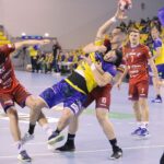08.09.2021. Kielce. Mecz Łomża Vive Kielce - Gwardia Opole. Na zdjęciu (w środku): Nicolas Tournat / Wiktor Taszłow / Radio Kielce